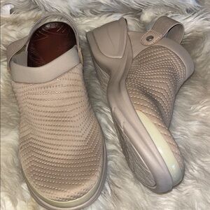 Bzees Double Up Slip On Shoes Sandals Crocs Cloud Cushion Women’s Size 11 New